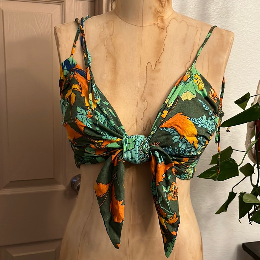 Free People Reversible Halter Top Floral Print Size Large SOLD OUT - Picture 2 of 6